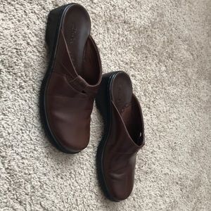 Slip-On brown premium leather clogs